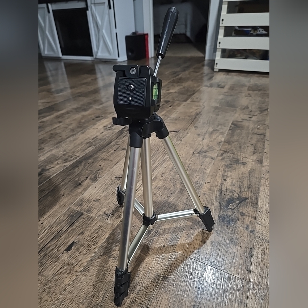 Merkury expandable tripod